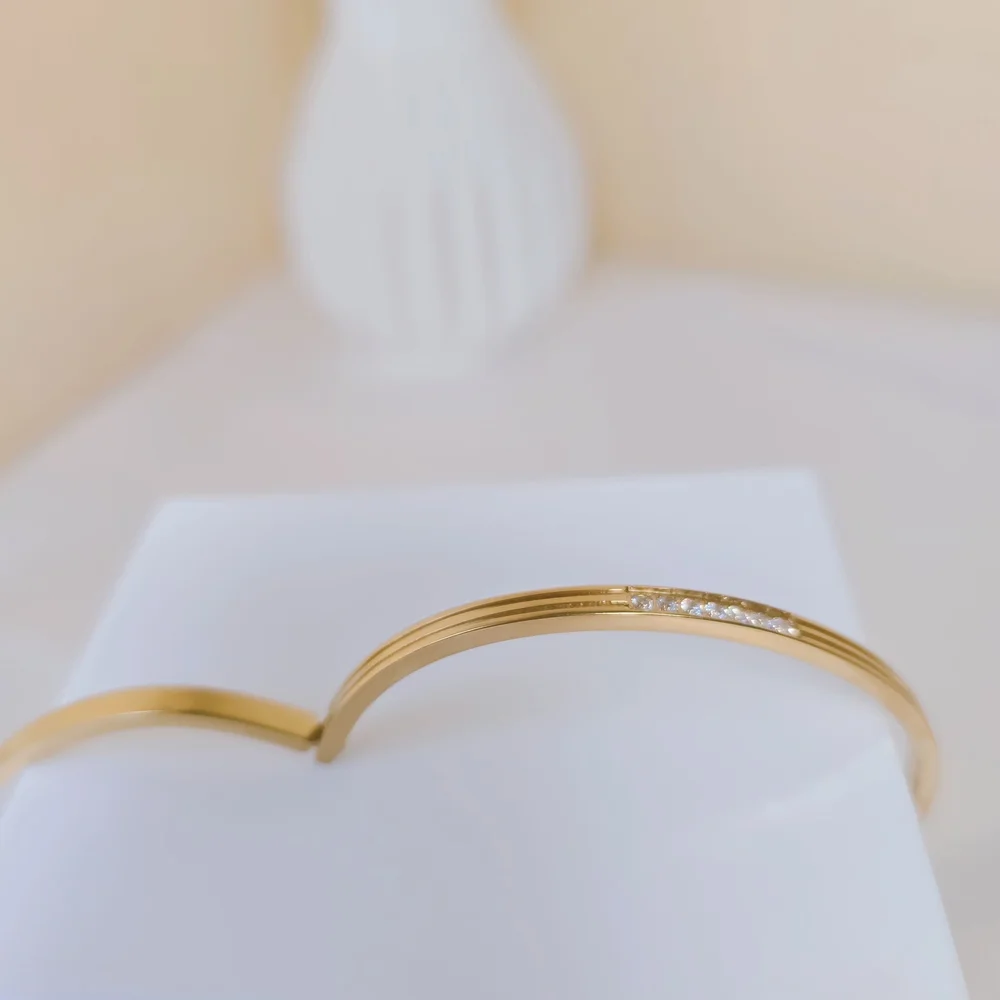 🏷NEW‎ 18K Gold-plated Bangle Bracelet with Crystal Accents